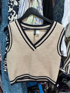 H&M Divided Knitted Crème And Black Sweater Vest Women’s Size US Large